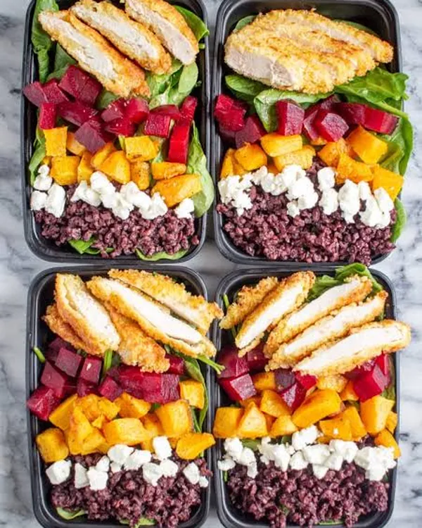 Frango estaladiço no forno com salada