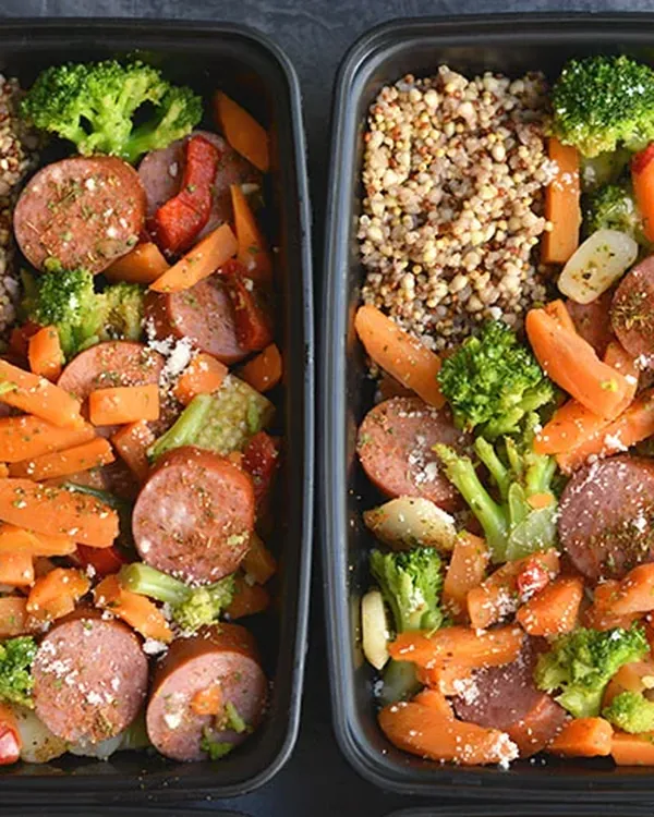 Salsichas e legumes assados no forno